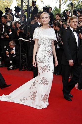 Diane stunned at the 2009 Inglourious Basterds premiere in an ivory silk chiffon cowl-back Marchesa dress with silver hand embroidered detail.
Diane stunned at the 2009 Inglourious Basterds premiere in an ivory silk chiffon cowl-back Marchesa dress with silver hand embroidered detail.