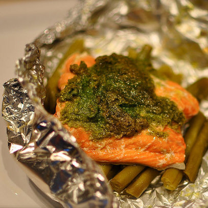 Salmon With Green Beans and Spinach Pesto