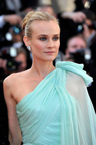 The Giambattista Valli Couture gown featured a beautiful one-shoulder silhouette.
The Giambattista Valli Couture gown featured a beautiful one-shoulder silhouette.