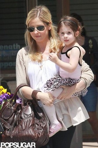 Sarah Michelle Gellar carried Charlotte Prinze.
Sarah Michelle Gellar carried Charlotte Prinze.