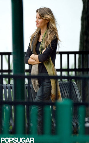 Gisele Bundchen went to a Boston park.
Gisele Bundchen went to a Boston park.
