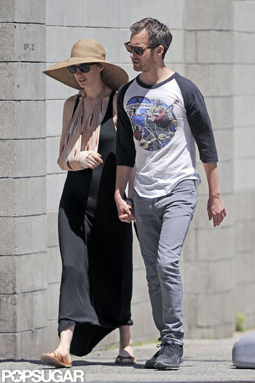 Injured Anne Hathaway Gets a Helping Hand From Her Fiancé Injured Anne Hathaway Gets a Helping Hand From Her Fiancé