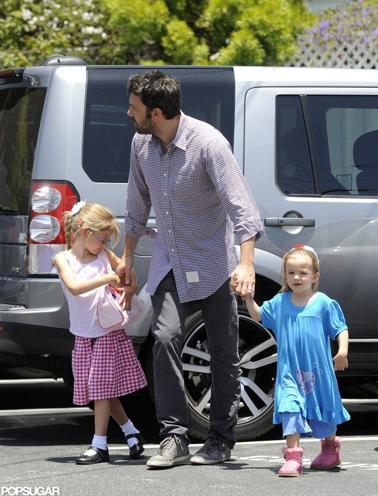 Ben Affleck Hangs Out Close to Home With Violet and Seraphina Ben Affleck Hangs Out Close to Home With Violet and Seraphina