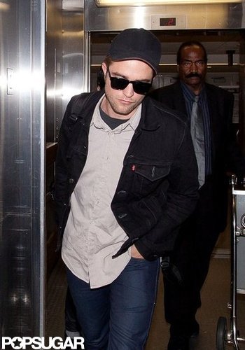 Robert Pattinson landed at the airport in Los Angeles.
Robert Pattinson landed at the airport in Los Angeles.