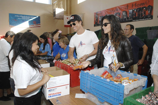Matthew McConaughey and Camila Alves smiled while doing charity work at the Operation Gratitude Event in October 2009 in LA.
Matthew McConaughey and Camila Alves smiled while doing charity work at the Operation Gratitude Event in October 2009 in LA.
