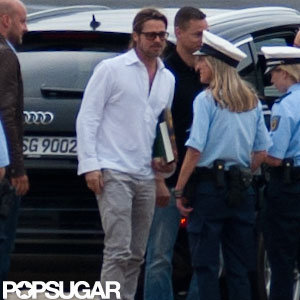 Brad Pitt wore a white shirt.
Brad Pitt wore a white shirt.