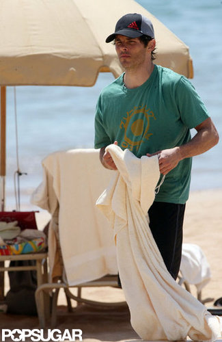 James Marsden wore a green shirt and a cap on the beach in Hawaii.
James Marsden wore a green shirt and a cap on the beach in Hawaii.