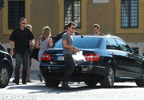 Jennifer Aniston and Justin Theroux Take Their Eurotrip to Rome! Jennifer Aniston and Justin Theroux Take Their Eurotrip to Rome!
