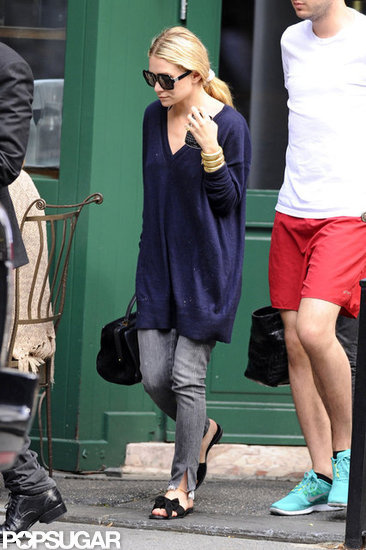 Ashley Olsen went out to an early dinner in NYC with sister Mary-Kate Olsen.
Ashley Olsen went out to an early dinner in NYC with sister Mary-Kate Olsen.