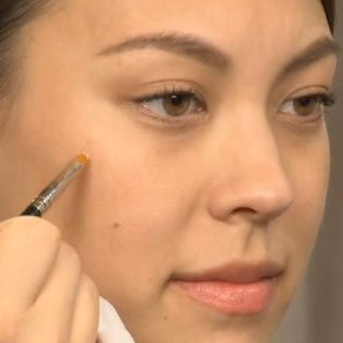 Video: How to Conceal a Blemish With Flawless Results