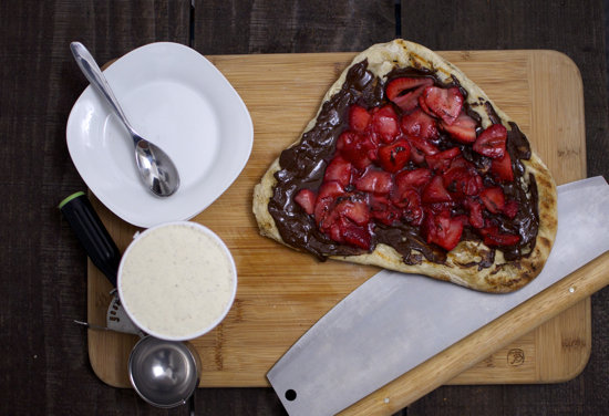 Sweet Pizza With Strawberries and Chocolate Sweet Pizza With Strawberries and Chocolate