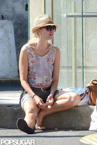 Naomi Watts took a seat on the sidewalk.
Naomi Watts took a seat on the sidewalk.
