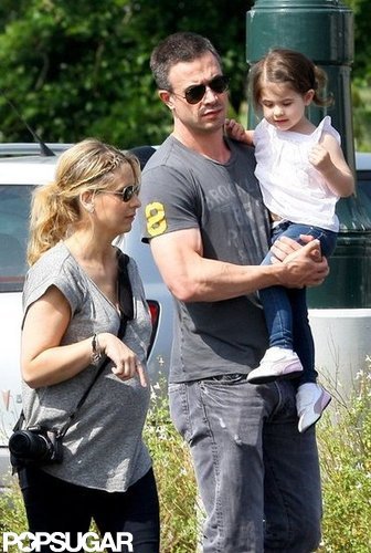 Sarah Michelle Gellar and her family went to the LA Zoo.
Sarah Michelle Gellar and her family went to the LA Zoo.