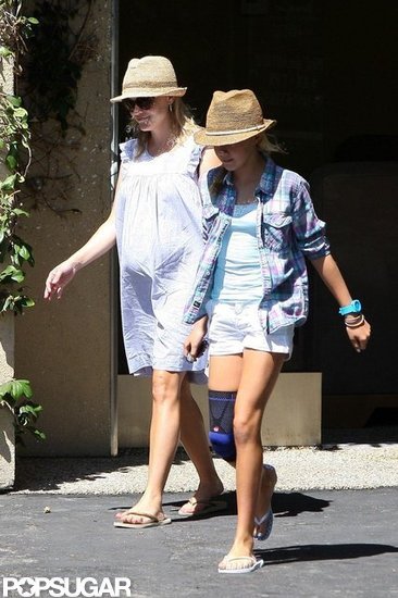 Reese Witherspoon Kicks Off the Weekend at a Salon With Ava Reese Witherspoon Kicks Off the Weekend at a Salon With Ava