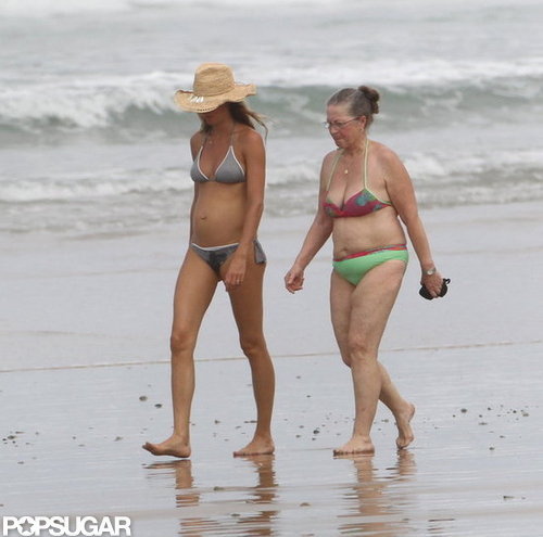 Pregnant Gisele walked on the beach.
Pregnant Gisele walked on the beach.