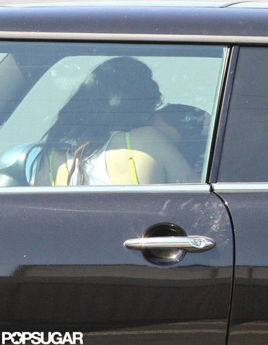Kristen Stewart's yellow bra showed.
Kristen Stewart's yellow bra showed.
