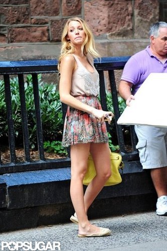 Blake Lively Shows Lots of Leg on the Set of Gossip Girl Blake Lively Shows Lots of Leg on the Set of Gossip Girl