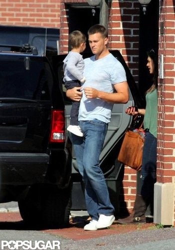 Pregnant Gisele Bundchen Packs Up With Jack and Ben Pregnant Gisele Bundchen Packs Up With Jack and Ben