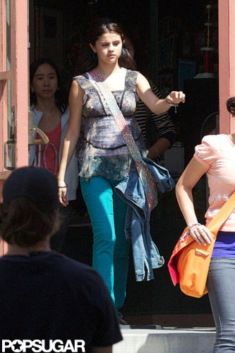 Selena Gomez Links Up With Boyfriend Justin Bieber on Her New Set Selena Gomez Links Up With Boyfriend Justin Bieber on Her New Set