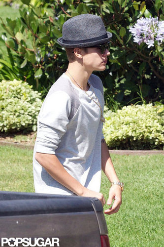Selena Gomez Links Up With Boyfriend Justin Bieber on Her New Set Selena Gomez Links Up With Boyfriend Justin Bieber on Her New Set