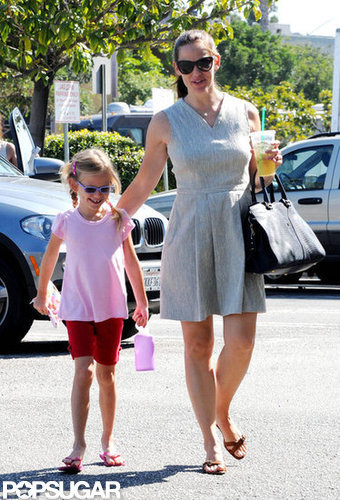 Jennifer Garner Gets Smiley With Violet at Gymnastics Jennifer Garner Gets Smiley With Violet at Gymnastics