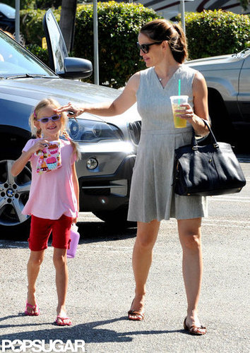 Jennifer Garner Gets Smiley With Violet at Gymnastics Jennifer Garner Gets Smiley With Violet at Gymnastics