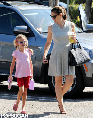 Jennifer Garner Gets Smiley With Violet at Gymnastics Jennifer Garner Gets Smiley With Violet at Gymnastics