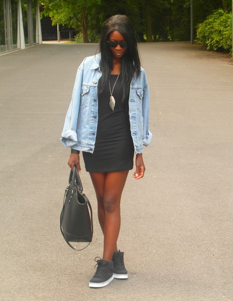 http://stylesbyassitan.blogspot.fr/2012/08/baskets-nike-petite-robe-noire-et-veste.html