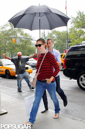 Jennifer Garner walked under an umbrella in NYC.
Jennifer Garner walked under an umbrella in NYC.