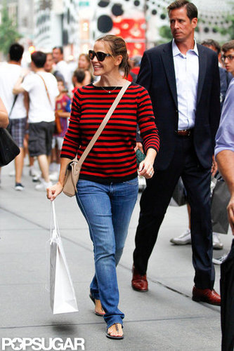 Jennifer Garner smiled while walking in NYC.
Jennifer Garner smiled while walking in NYC.