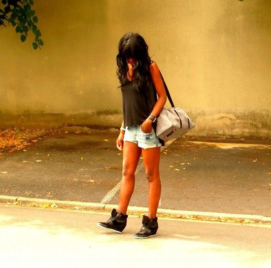 http://stylesbyassitan.blogspot.fr/2012/08/sneakers-compensees-part-ii.html