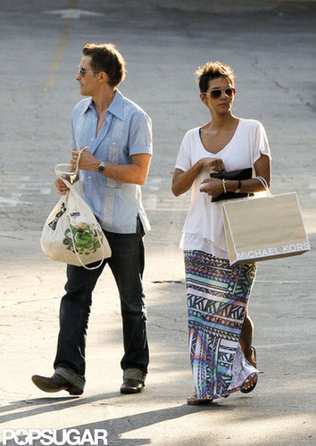 Halle Berry went shopping with Olivier Martinez.
Halle Berry went shopping with Olivier Martinez.