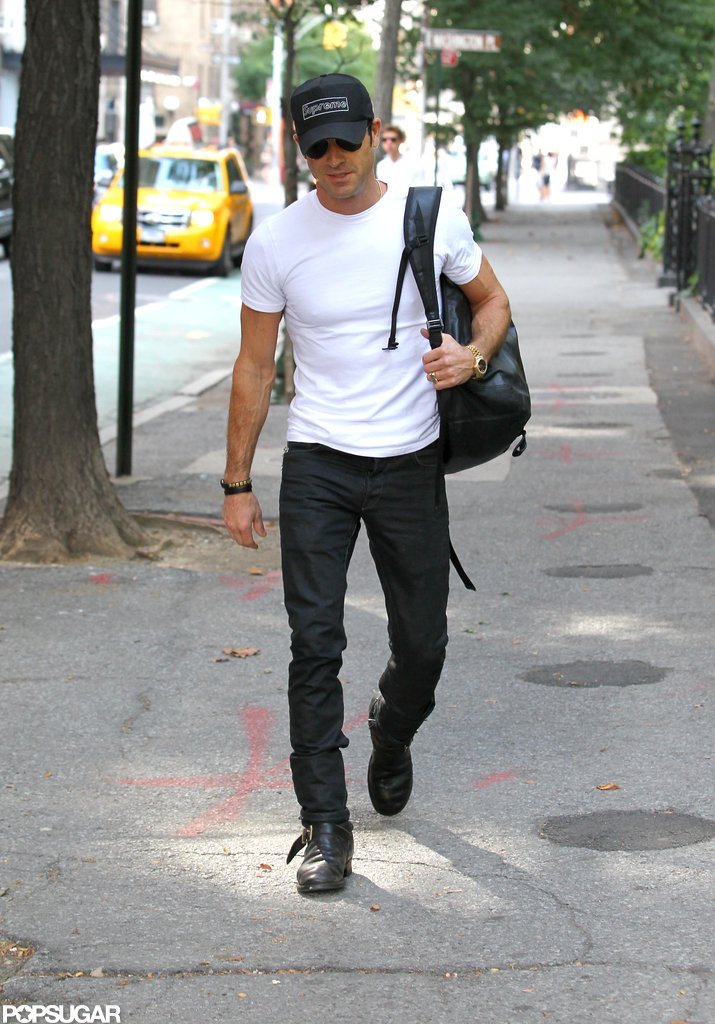 Justin Theroux Cracks a Smile on the Streets of NYC Justin Theroux Cracks a Smile on the Streets of NYC