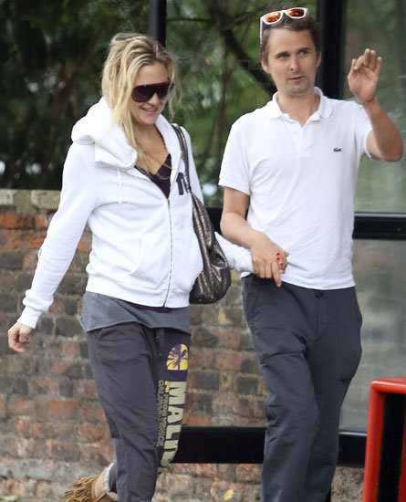 Kate Hudson and Matthew Bellamy chatted while taking a walk in London.
Kate Hudson and Matthew Bellamy chatted while taking a walk in London.