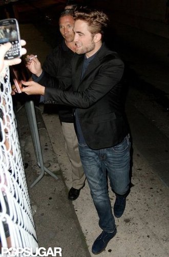 Robert Pattinson smiled and signed autographs for fans.
Robert Pattinson smiled and signed autographs for fans.