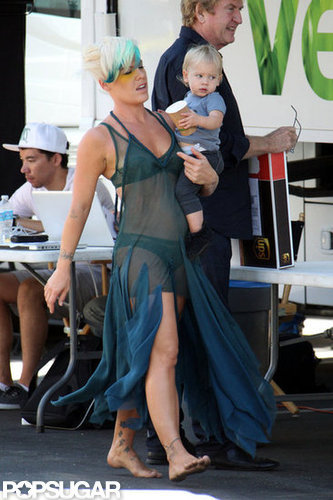 Pink carried Willow Hart on set.
Pink carried Willow Hart on set.