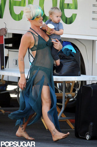 Pink Shows Skin on Set With Baby Willow Pink Shows Skin on Set With Baby Willow