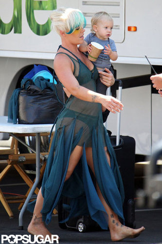 Pink Shows Skin on Set With Baby Willow Pink Shows Skin on Set With Baby Willow