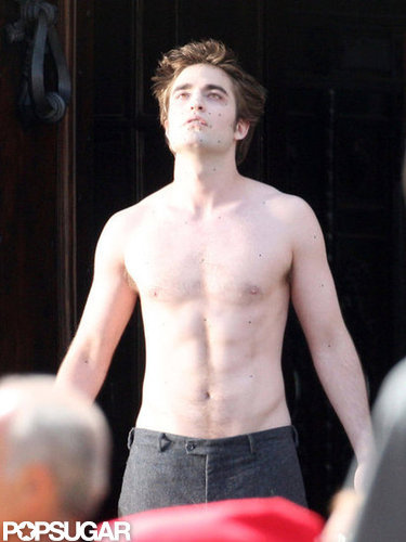 Robert Pattinson filmed a shirtless scene for New Moon in Italy in May 2009.
Robert Pattinson filmed a shirtless scene for New Moon in Italy in May 2009.