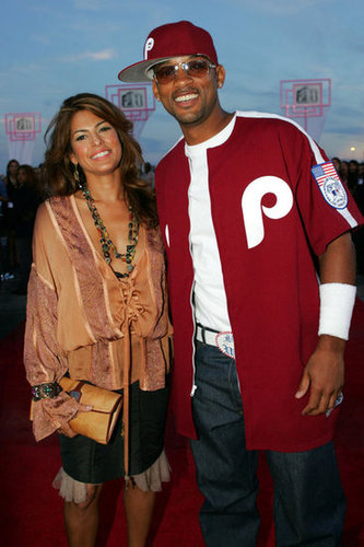 Eva Mendes posed with Will Smith on the red carpet at the 2004 show.
Eva Mendes posed with Will Smith on the red carpet at the 2004 show.