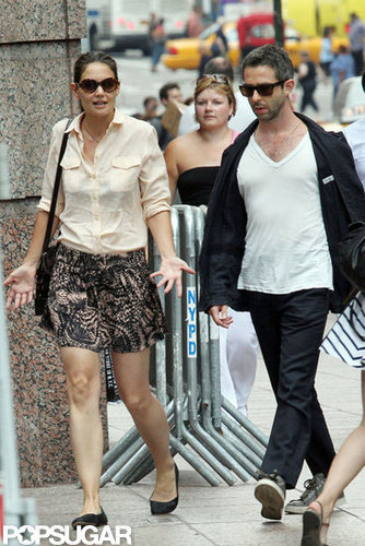 Katie Holmes walked around NYC with Jeremy Strong.
Katie Holmes walked around NYC with Jeremy Strong.