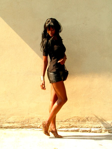 http://stylesbyassitan.blogspot.fr/2012/09/top-peplum-short-en-cuir-et-vide.html