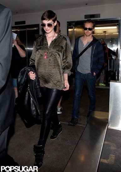 Anne Hathaway wore leather leggings. Anne Hathaway wore leather leggings.