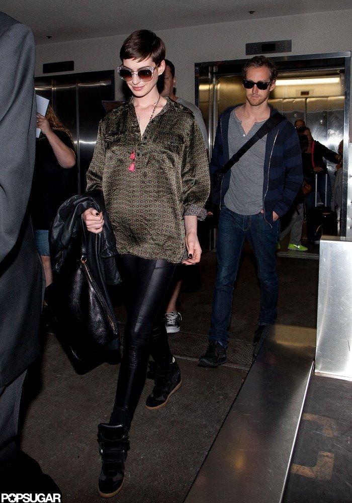 Anne Hathaway wore leather leggings. Anne Hathaway wore leather leggings.