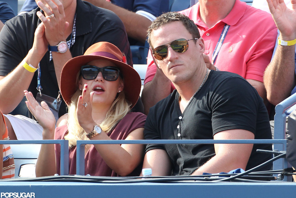 Elisha Cuthbert wore a large diamond engagement ring. Elisha Cuthbert wore a large diamond engagement ring.
