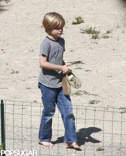 Shiloh carried her shoes.
Shiloh carried her shoes.
