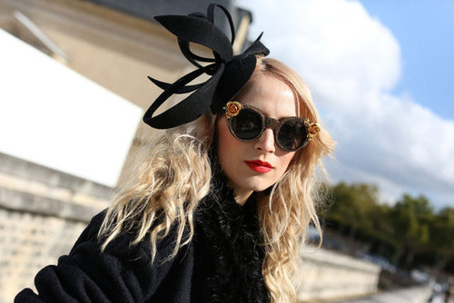 An attention-getting fascinator and embellished glasses made for a dramatic pair.
An attention-getting fascinator and embellished glasses made for a dramatic pair.