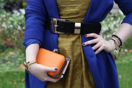 Colorblocking, complete with a pop of tangerine on her clutch.
Colorblocking, complete with a pop of tangerine on her clutch.