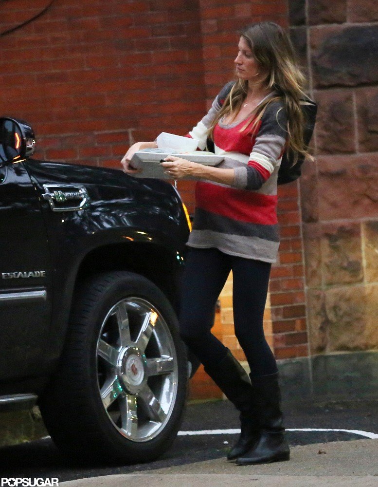 Pregnant Gisele Bündchen carried serving trays to her car in Boston.
Pregnant Gisele Bündchen carried serving trays to her car in Boston.