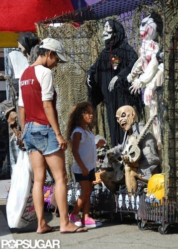 Halle Berry and Nahla checked out Halloween costumes in LA.
Halle Berry and Nahla checked out Halloween costumes in LA.